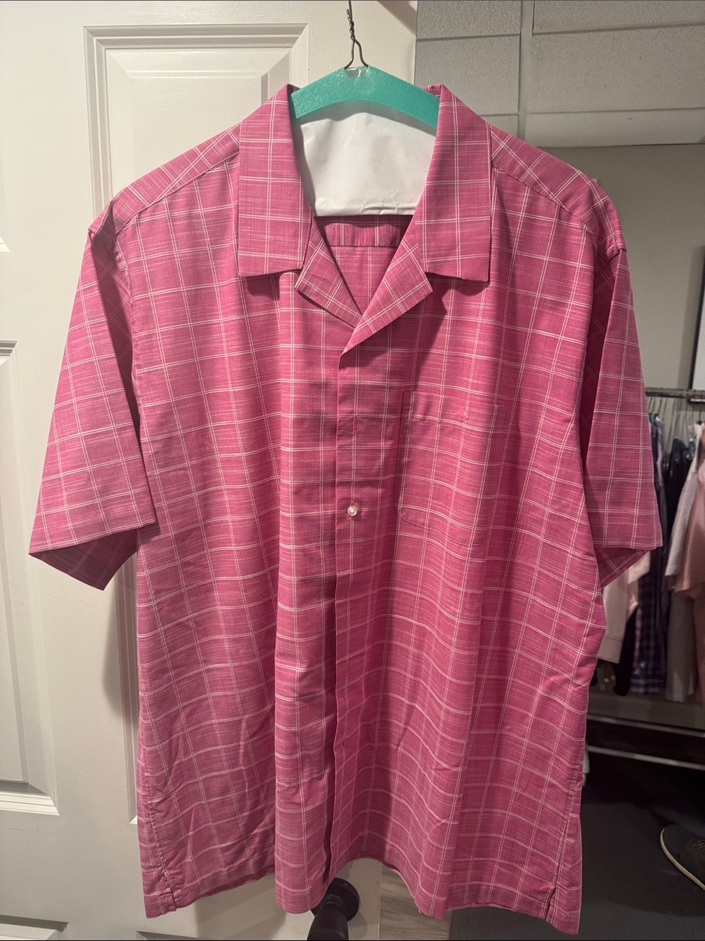 Roundtree and Yorke Men's Pink Short-Sleeve Plaid Shirt